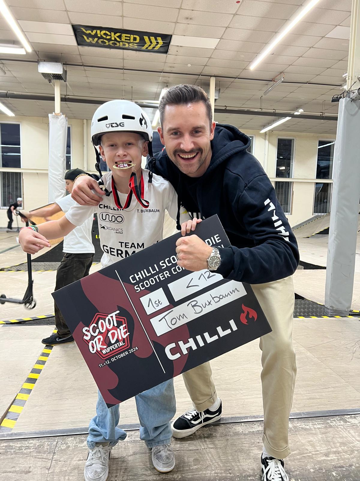 Chilli Pro Adesivo Per Scooter – "Scoot Or Die", 53x12 Cm, Grintoso E Ribelle